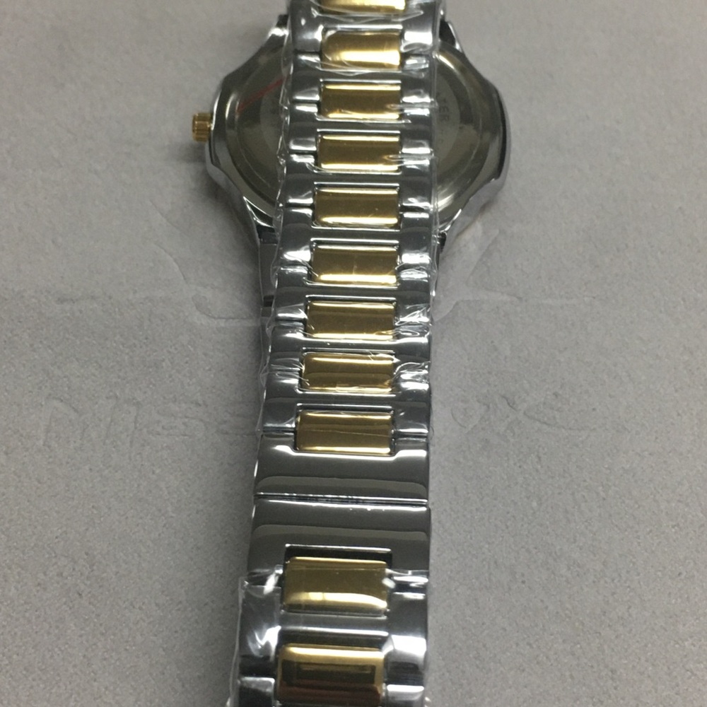 New women’s fashion watch - Picture 3 of 8